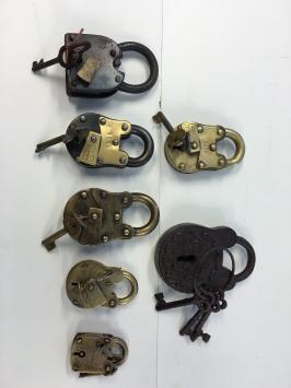 Vorhängeschloss aus antikem Eisen mit Logo des Königshauses